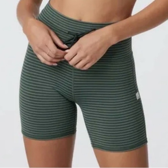 Vuori Stripe Daily Short Green womens Size Medium - Picture 2 of 9